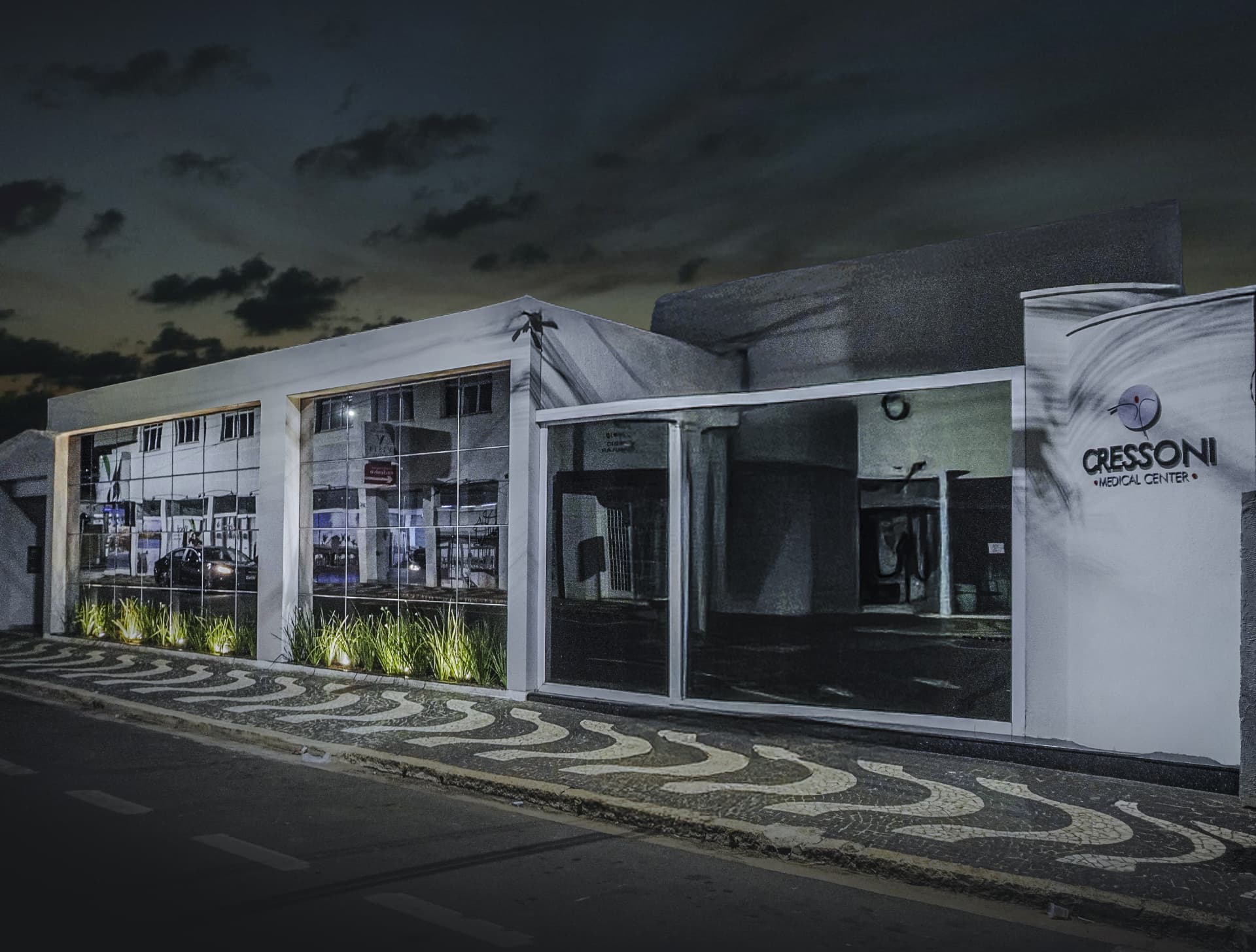 Sede da Cressoni Medical Center iluminada à noite